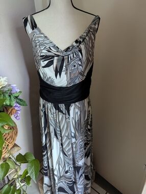 lanalee Black & White Printed V-Neck Women's Dress with Cinch Waist.